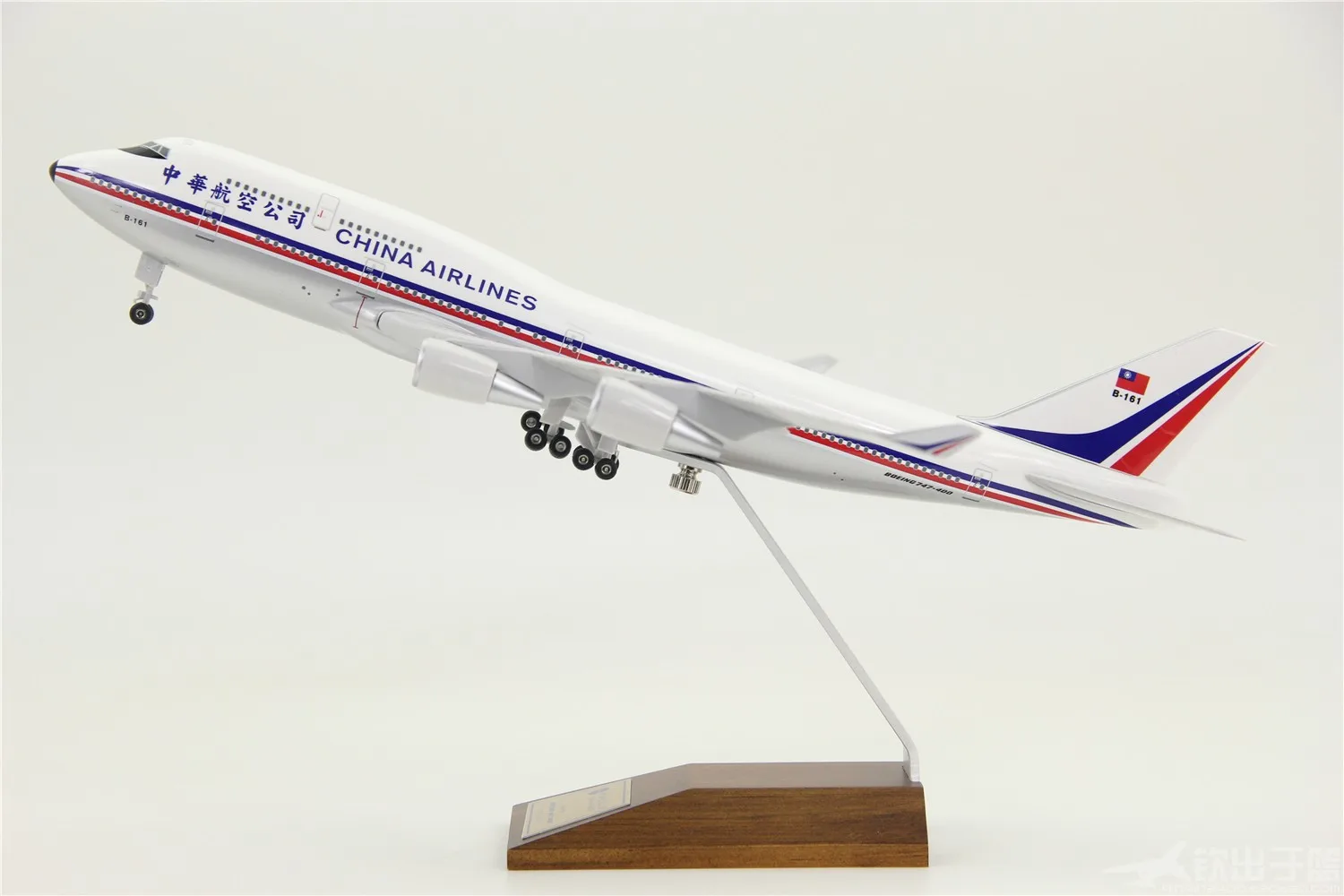 

Assembled Air China B747 Aircraft Model Boeing 747-400 Classic China Airlines 1: 200 with Landing Gear Wooden Base Collection