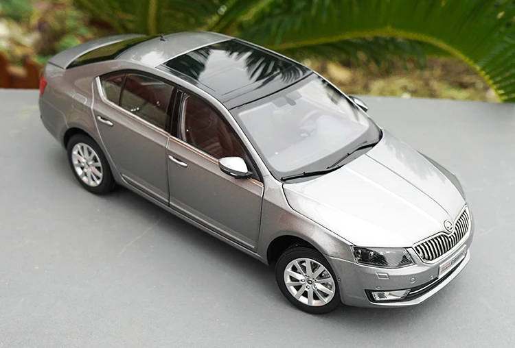 

1:18 Diecast Skoda Octavia Grey Car Models, Classic Toy Car Models for Gift, Collection