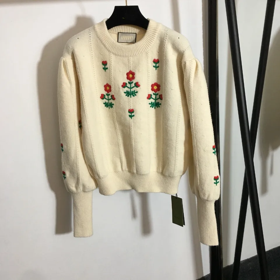 

Small flower pattern long-sleeved sweater 2021 fashion new autumn and winter Korean version of the slim knitted pullover sweater