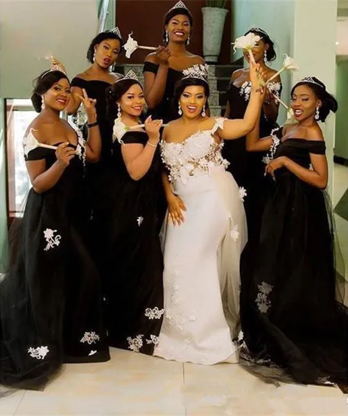 

Скромные черные платья подружек невесты, белое платье с аппликацией и открытыми плечами для гостей свадьбы со съемным шлейфом