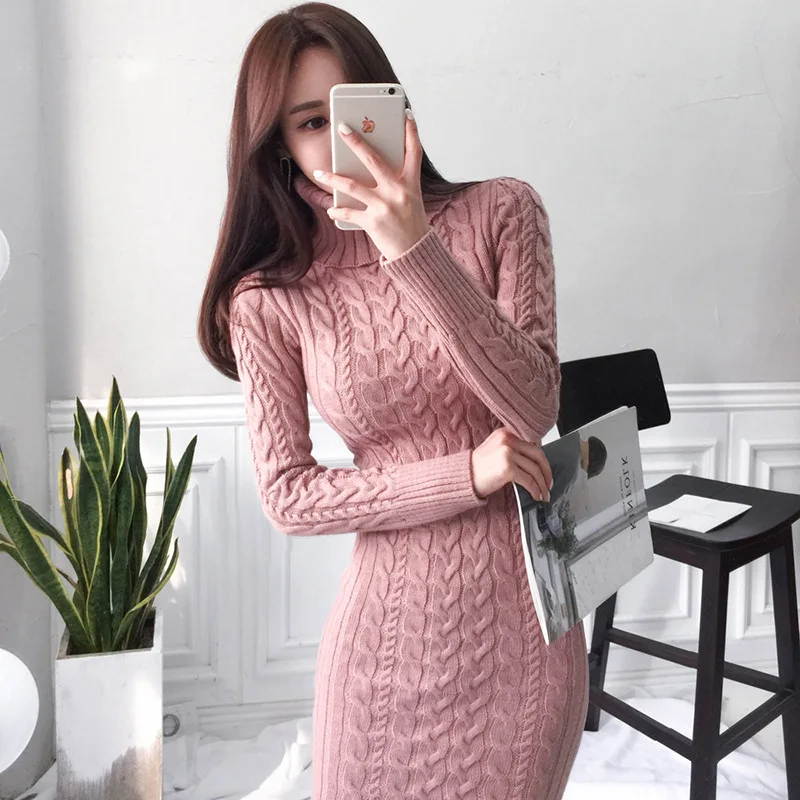 Женское облегающее платье с высоким воротом элегантное и очаровательное вязаное