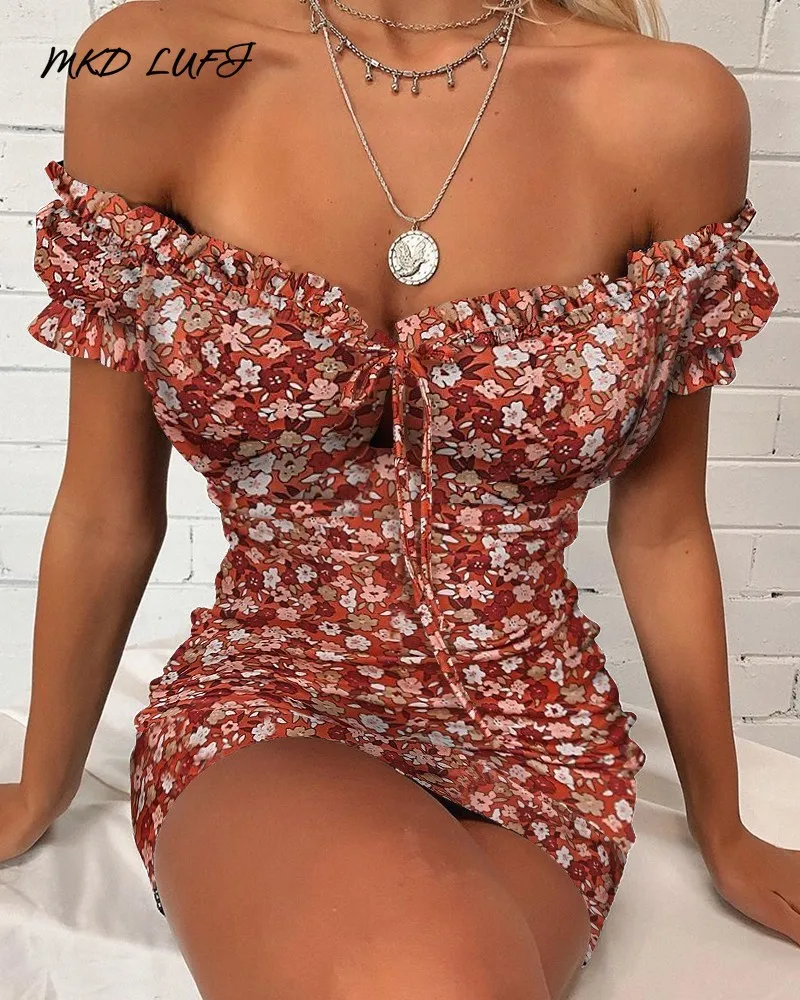 Женское короткое летнее платье с цветочным принтом открытыми плечами оборками