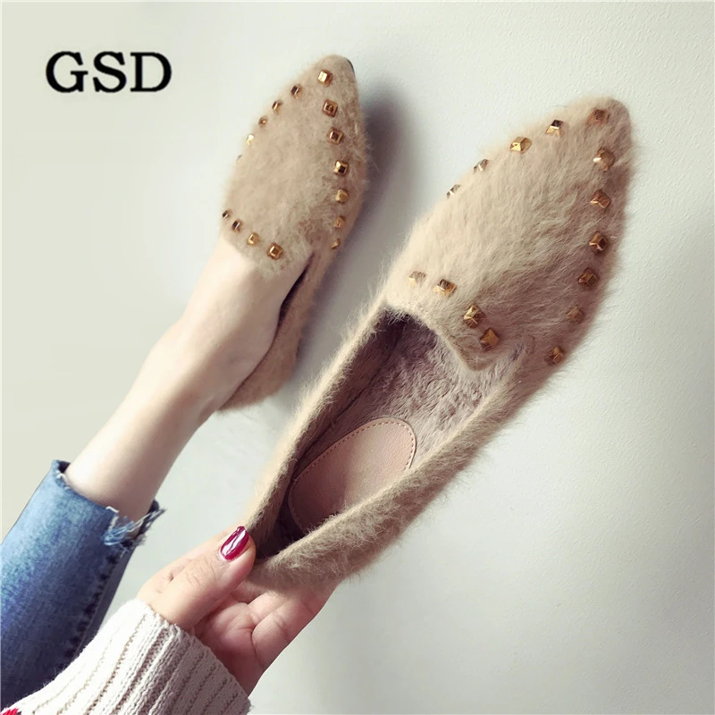 Туфли женские с мехом на плоской подошве заостренный носок заклепки мягкая