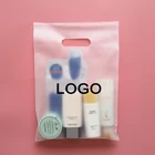 20 шт., Пользовательский логотип прозрачные матовые косметички CPE для делового подарка, упаковка для одежды с ручкой-петлей, сумки для хранения покупок