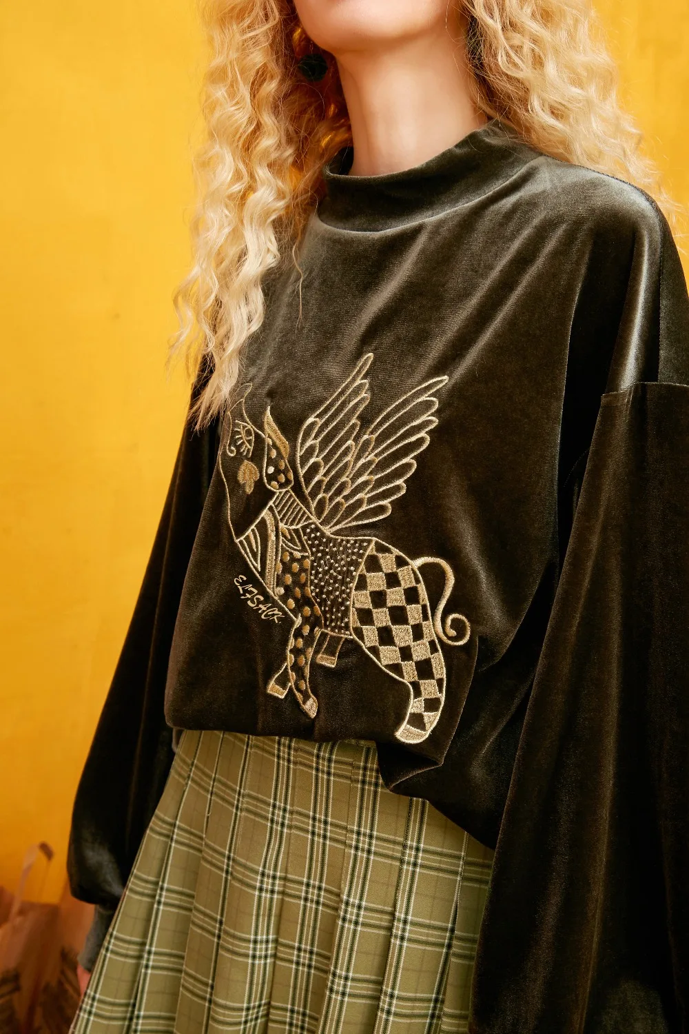 ELFSACK Green Pig Print Turtleneck Casual Velvet Sweatshirt Women Tops Autumn Streetwear Oversize Female Sweatshirts