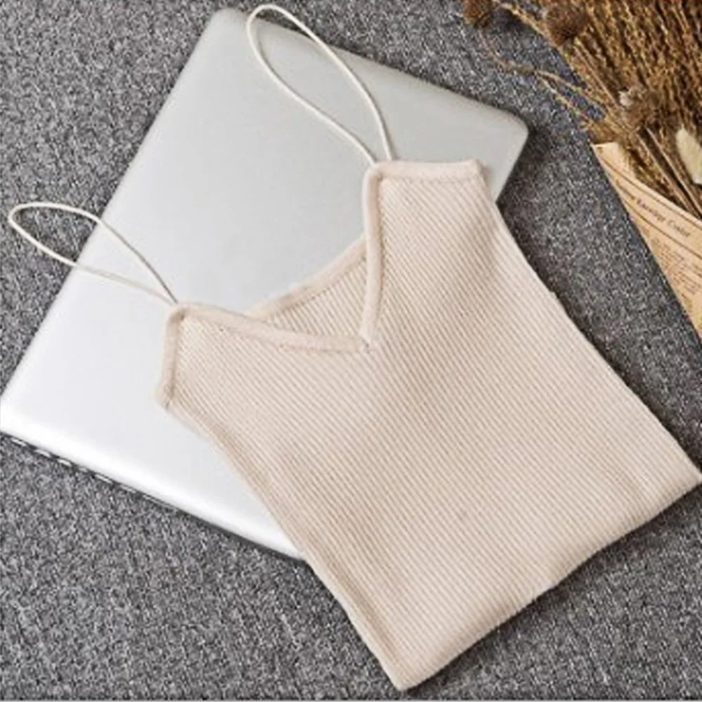 Женский трикотажный топ на бретелях укороченный без рукавов с v образным вырезом