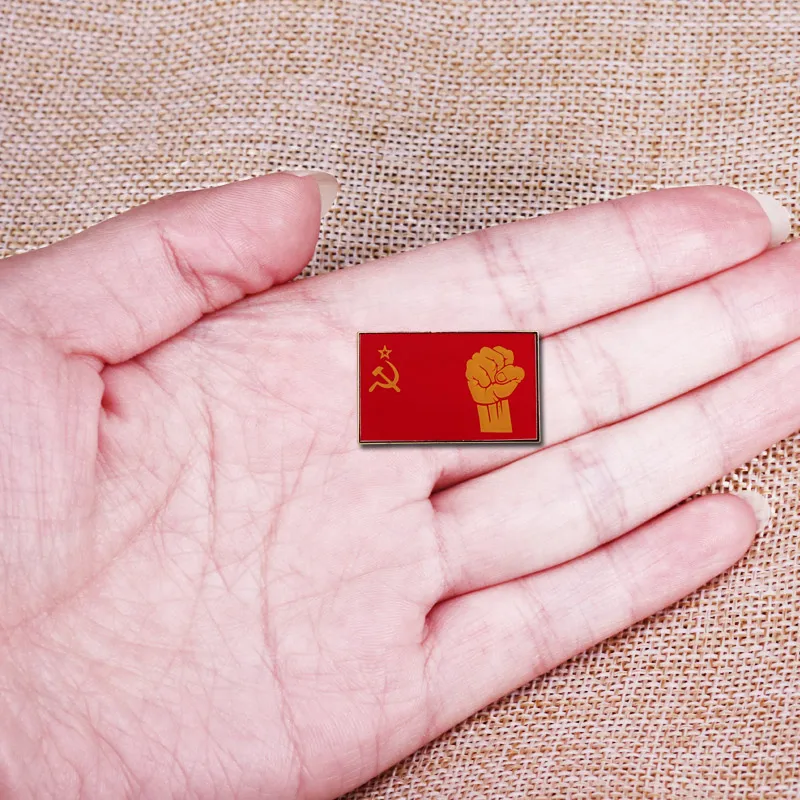 Флаг СССР и булавка в виде кулака Коммунистический логотип великого социализма |