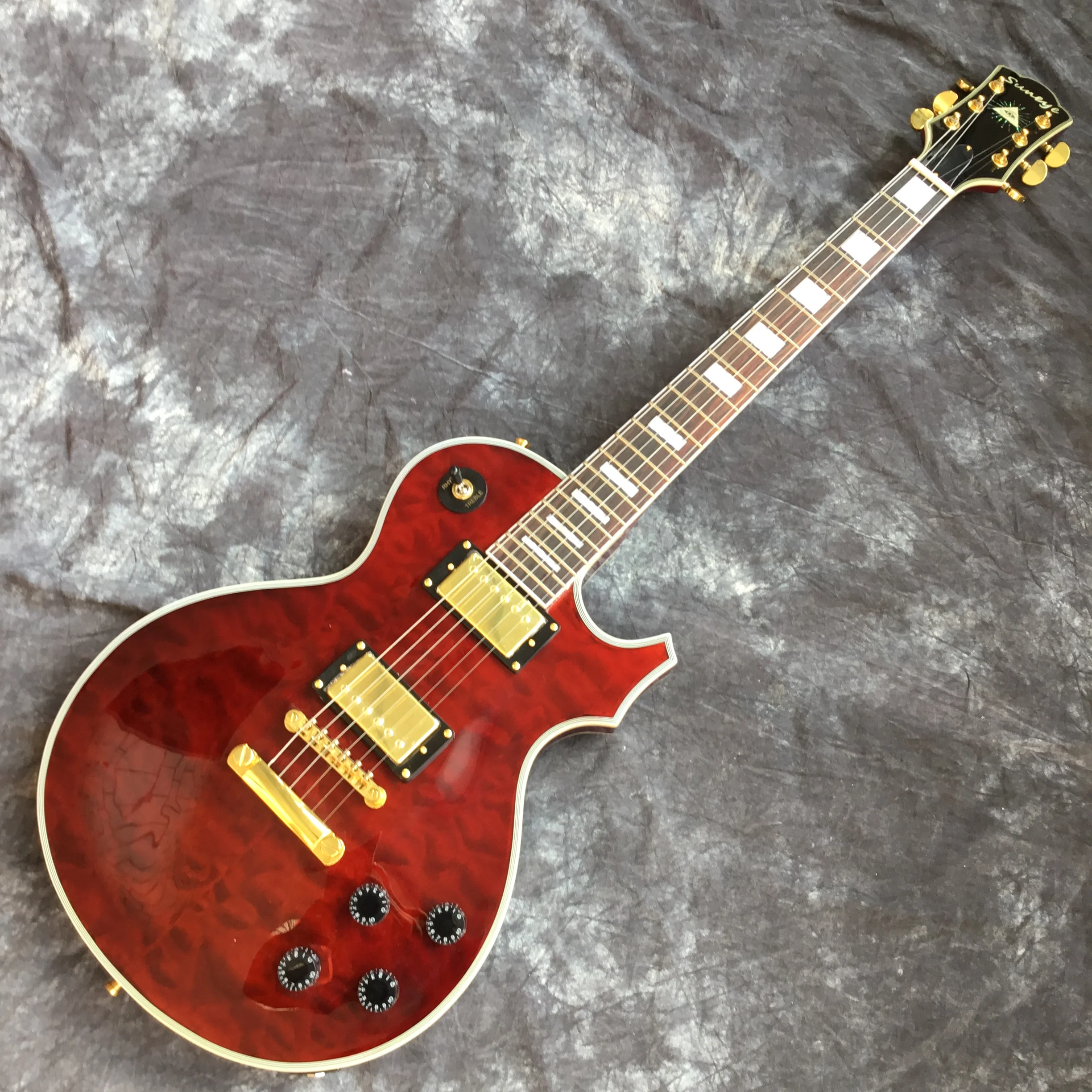 Новая электрическая гитара из красного дерева 6 струнная с красным пламенем.