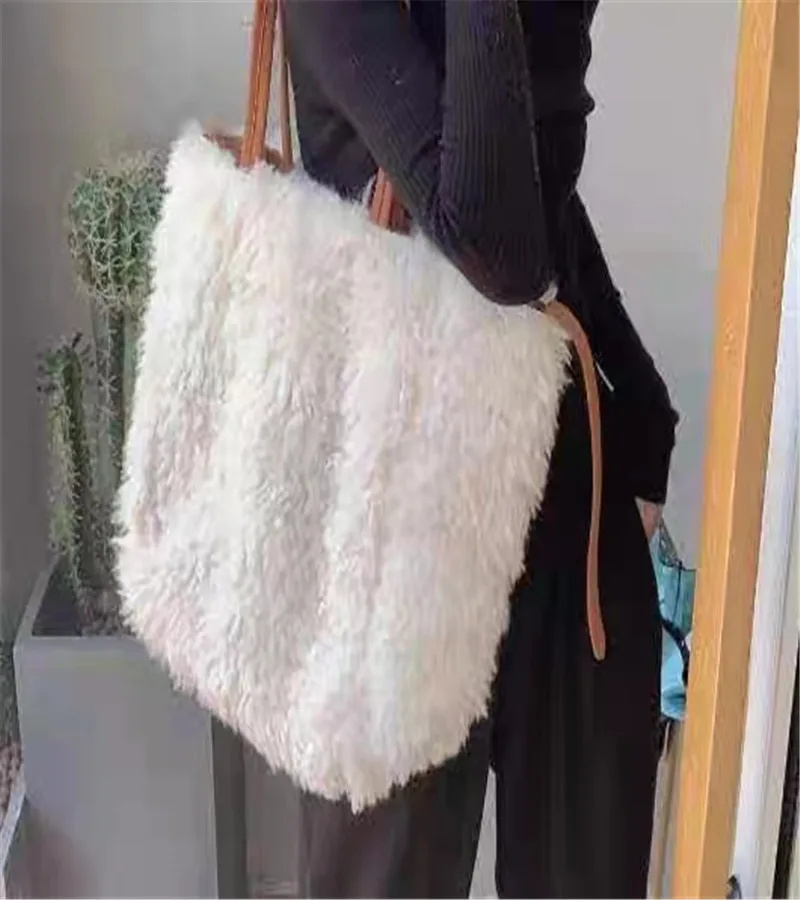 

2020 net red with one shoulder messenger bag, large capacity fur bag, extra large bag, women's autumn and winter new