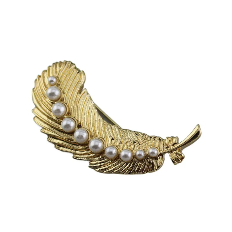 Индивидуальная ретро-брошь из сплава с инкрустацией золотыми перьями и жемчугом
