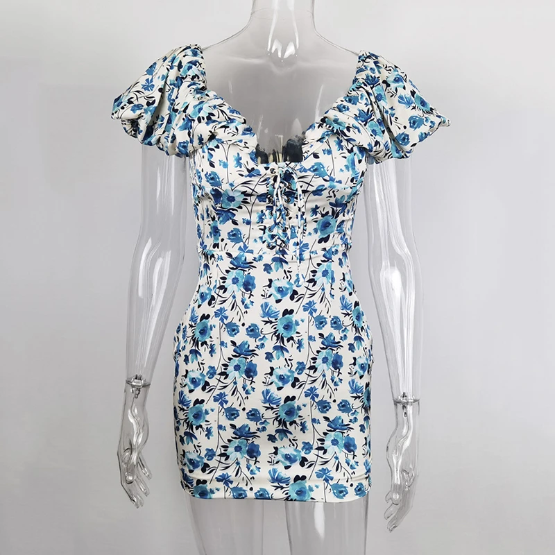 Женское атласное мини платье с принтом открытыми плечами и гофрированной спиной