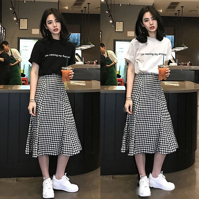 Женский комплект из двух предметов белая черная футболка с коротким рукавом и клетчатая юбка повседневный