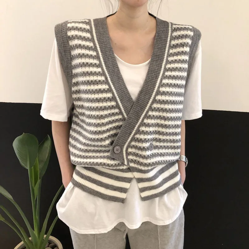 

Vintage V-neck Stripes Knitted Vest Autumn 2022 Loose Casual Single Buckle Sleeveless Knit Sweater Female Waistcoat Pull Femme