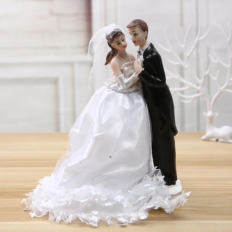 European Style Creative Beautiful Resin Couple Dolls Wedding Cake Topper Bride and Groom Marriage Decoration Party Supplies - Цвет: A