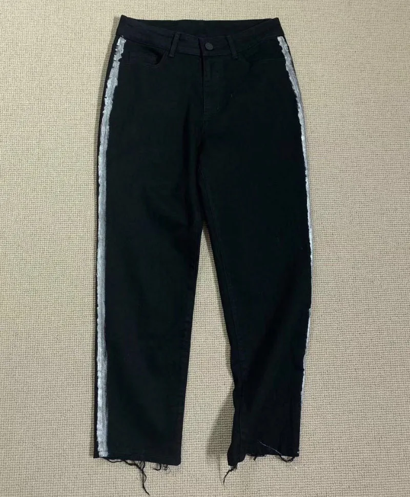 Черные джинсовые укороченные брюки модные женские в полоску с потертыми краями и