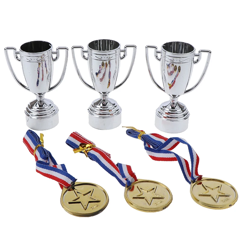 

6 шт. = 3 шт. Золотые пластиковые медали победителей + 3 пластиковых трофей, игрушки для детей, веселые реквизиты для детской вечеринки