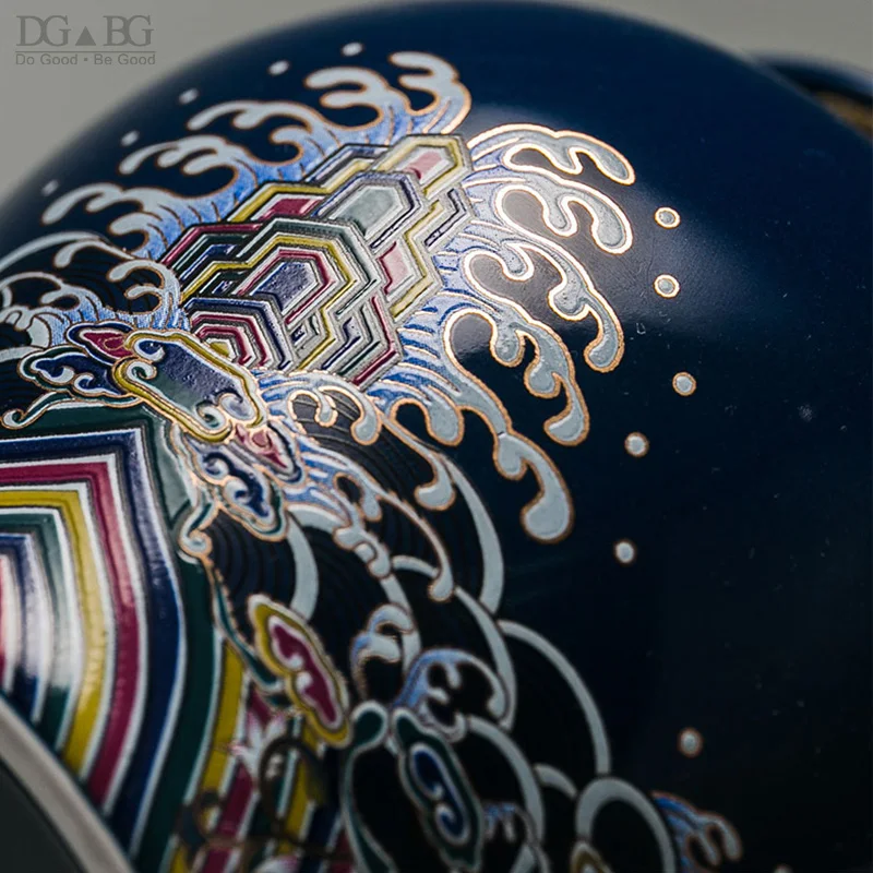 Белая фарфоровая эмалированная окрашенная урна из золотистой проволоки крупные