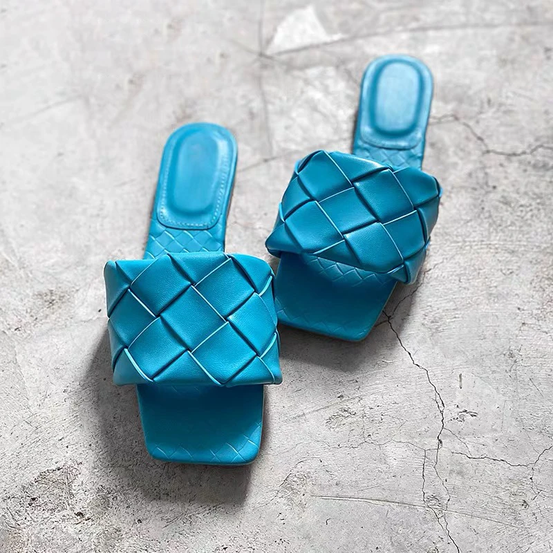 Женские шлепанцы из ПУ кожи с открытым носком на плоской подошве|Боссоножки и