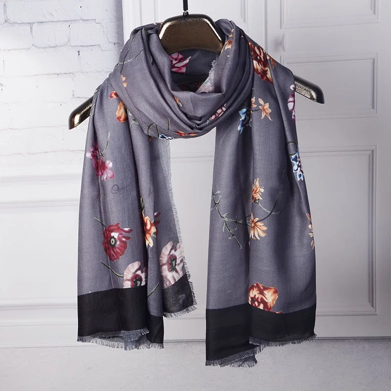 Красивый женский длинный шарф с цветочным принтом накидка для пляжа серый