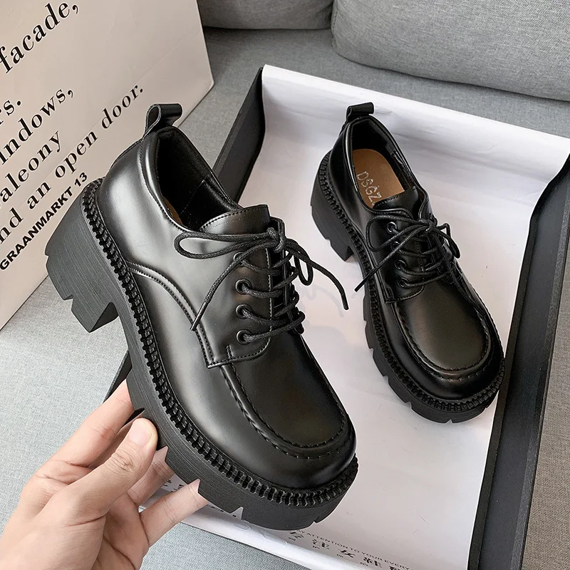 

Женские оксфорды из лакированной кожи, на плоской платформе 4 см