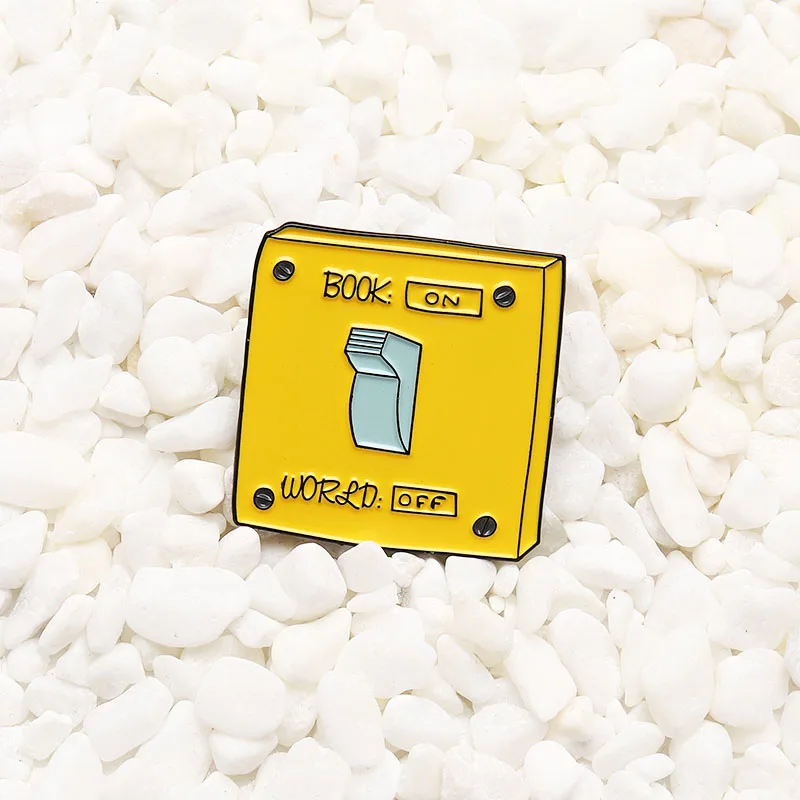 Жёлтый квадратный эмалированный значок в форме книги ON World OFF Pins учебный