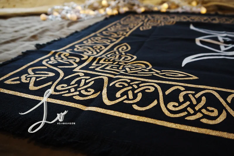 

New 60x60cm Altar Tarot Cloth Board game tarot cards tablecloth cotton Wicca table cover blanket Black gold