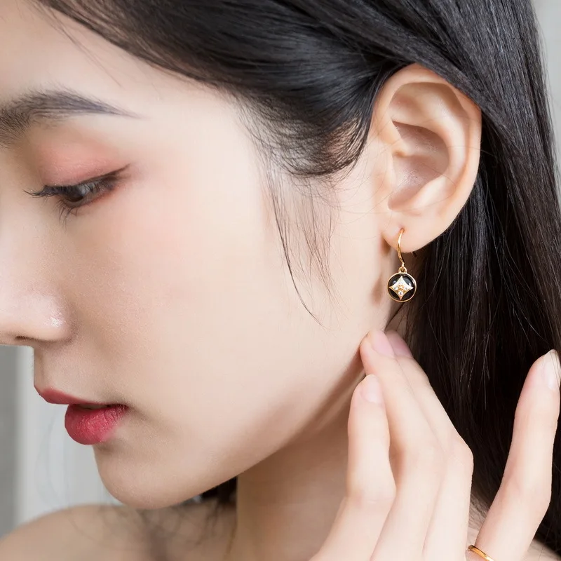 

S925 sterling silver earrings female temperament classic black agate earrings simple four-leaf clover earrings