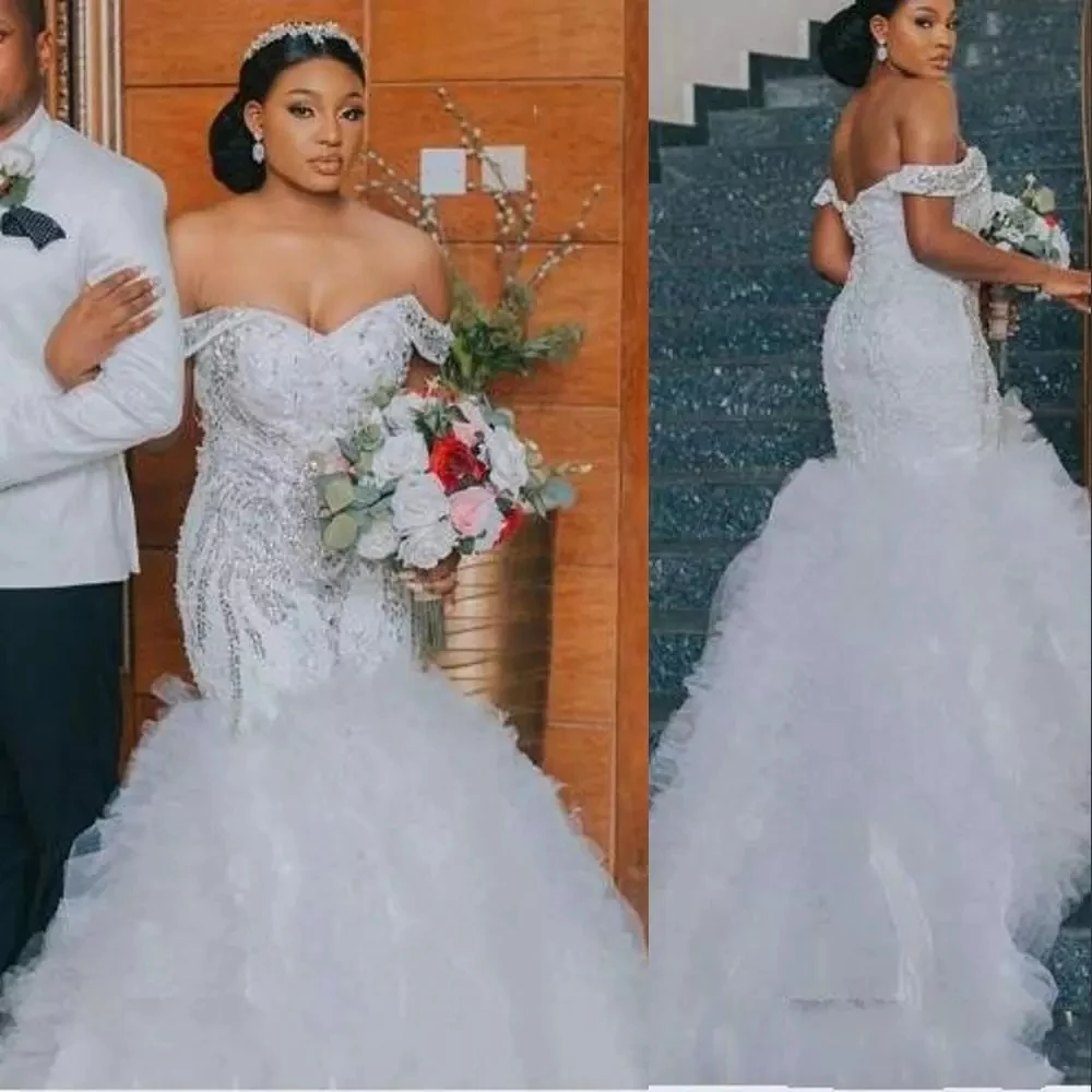

Платье свадебное с юбкой-годе, открытыми плечами, оборками и шлейфом в несколько рядов