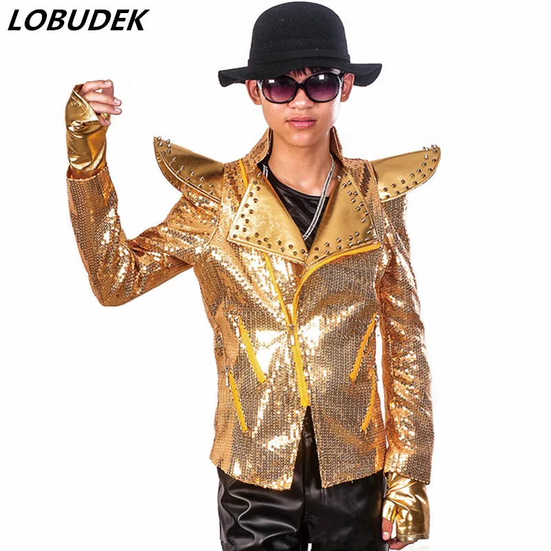 

Punk Male Singer Stage Costume Gold Rivet Sequins Zipped Short Jacket Slim Coat Bar Nightclub DJ Dancer Performance Clothes