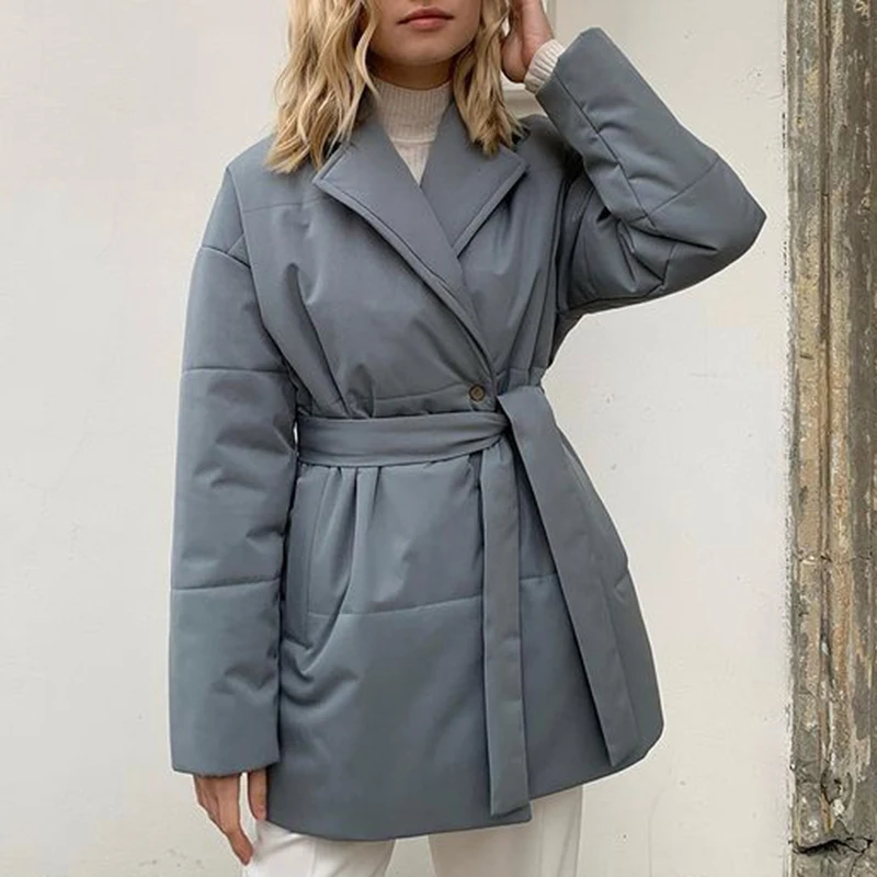 

Пиджак женский однобортный свободного покроя с длинными рукавами и карманами