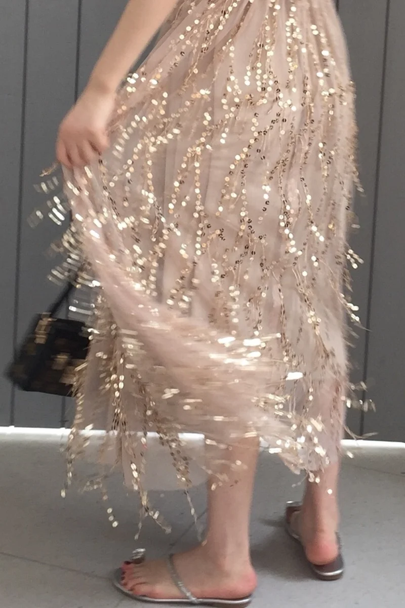 Женское вечернее платье с золотистыми блестками официальное на бретелях