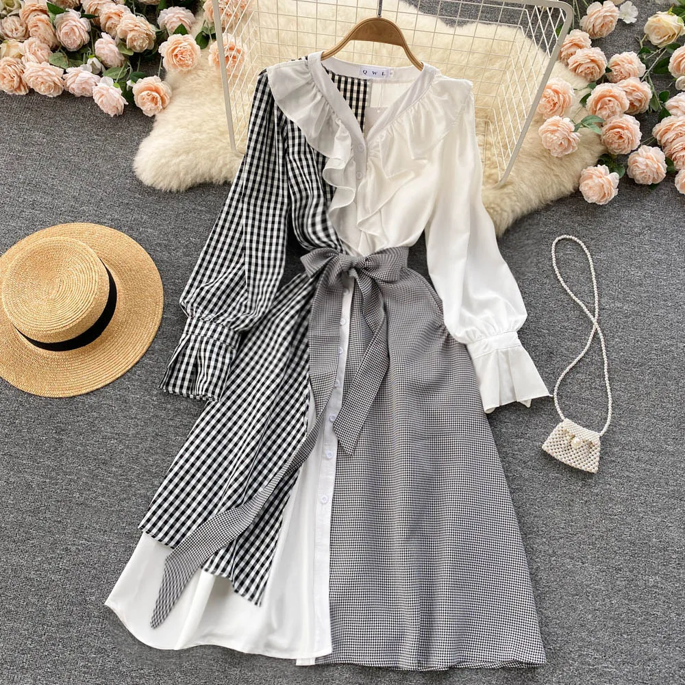 

Женское платье средней длины в клетку с V-образным вырезом и поясом