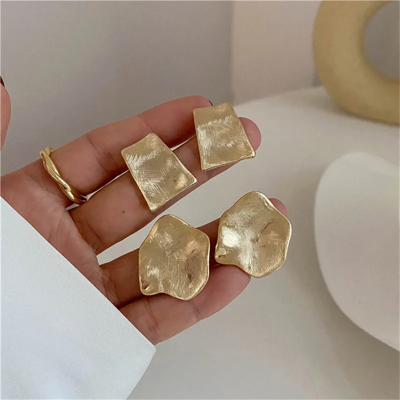 Серьги-гвоздики из металла неправильной геометрической формы в европейском и