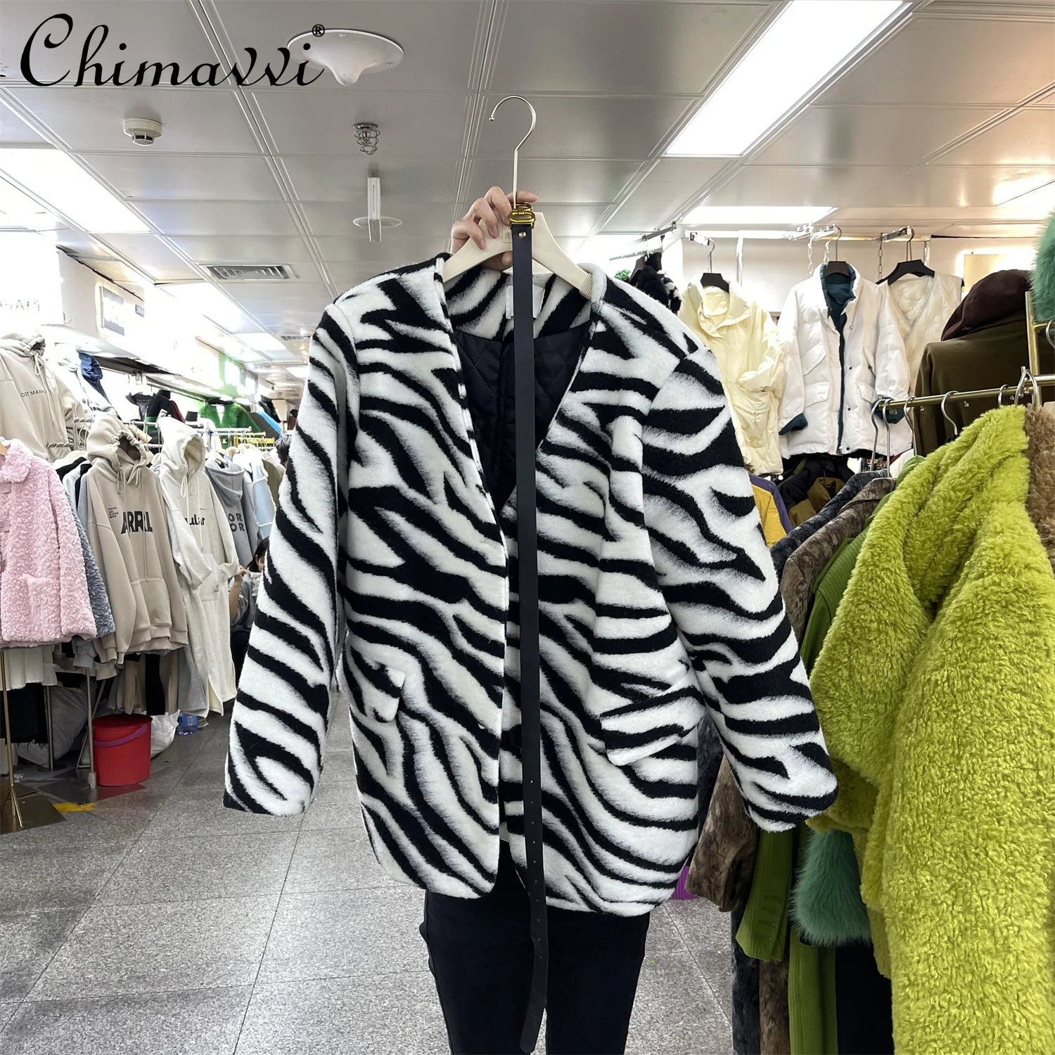 

Пальто женское зимнее с V-образным вырезом и длинным рукавом