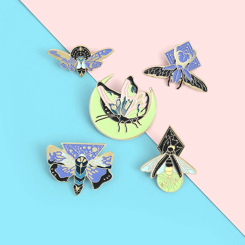 

Green luminous design Enamel Pins Firefly insect Brooches Lapel Badges Fashion Animals Pins Gifts for Friends Wholesale Jewelry