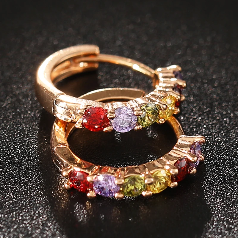 Модные маленькие серьги Huggies мини очаровательные блестящие радужные круглые