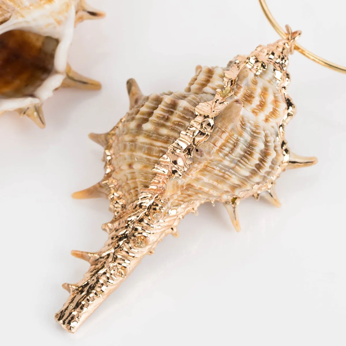 Женские серьги-подвески в виде ракушек с большим золотым крючком индийские