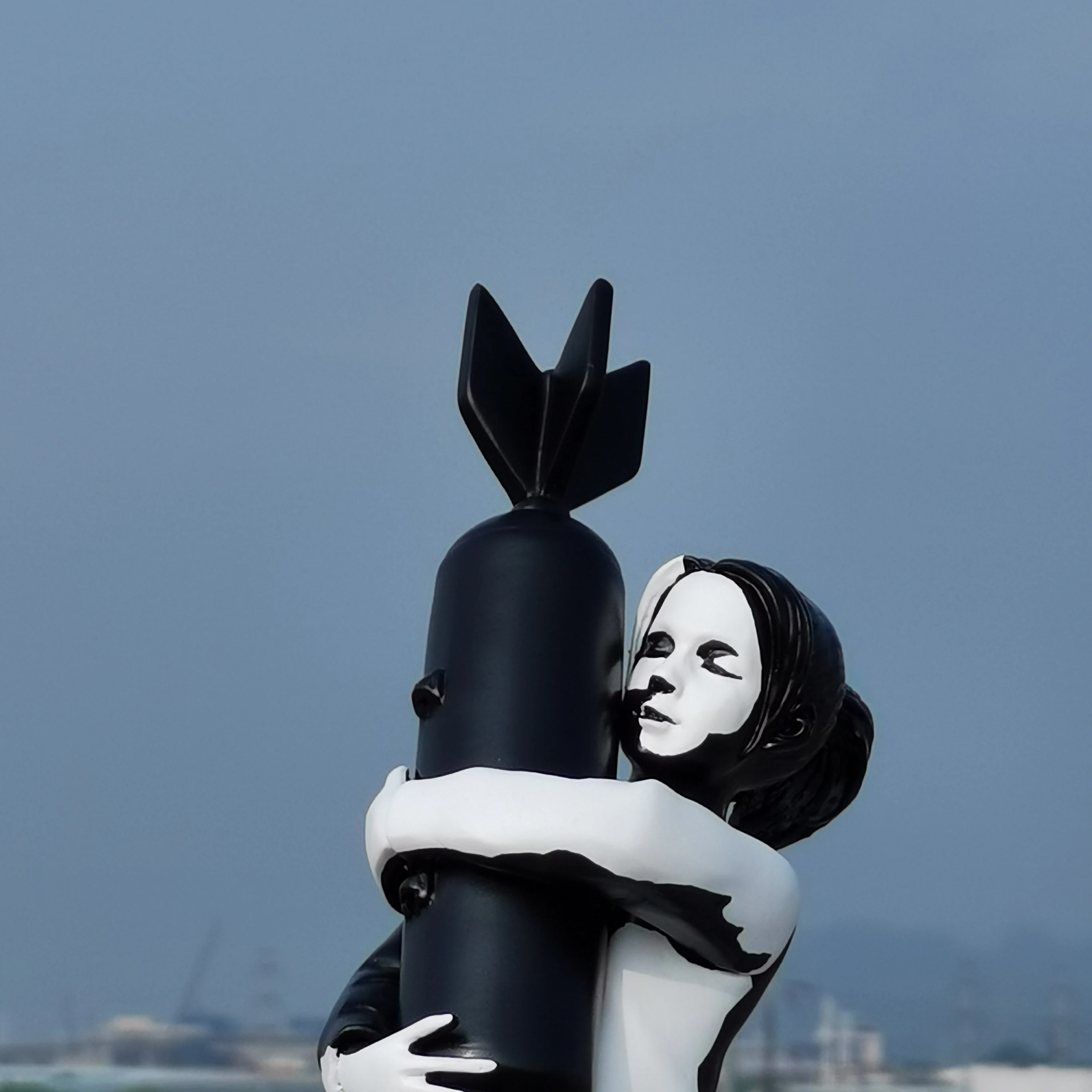 Скульптура Бомба Hugger Banksy уличное искусство девушки статуя из смолы креативный