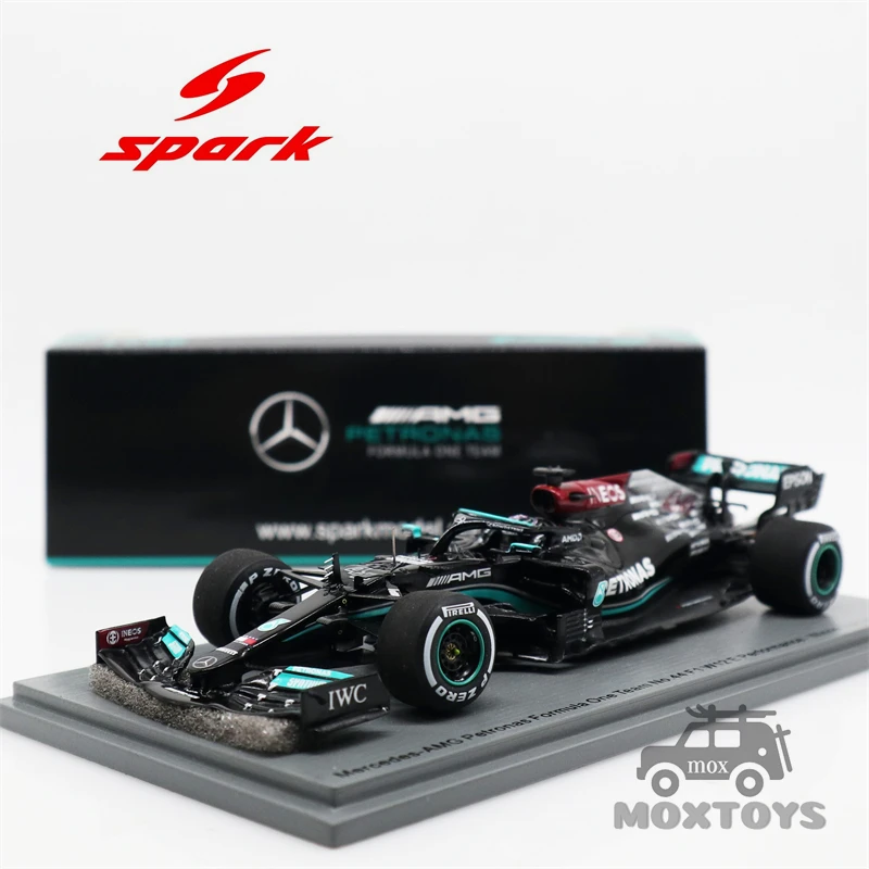 

Модель автомобиля из Бахрейна Spark 1:43 2021 F1 AMG W12 PETRONAS #44 L. Гамильтон Winner