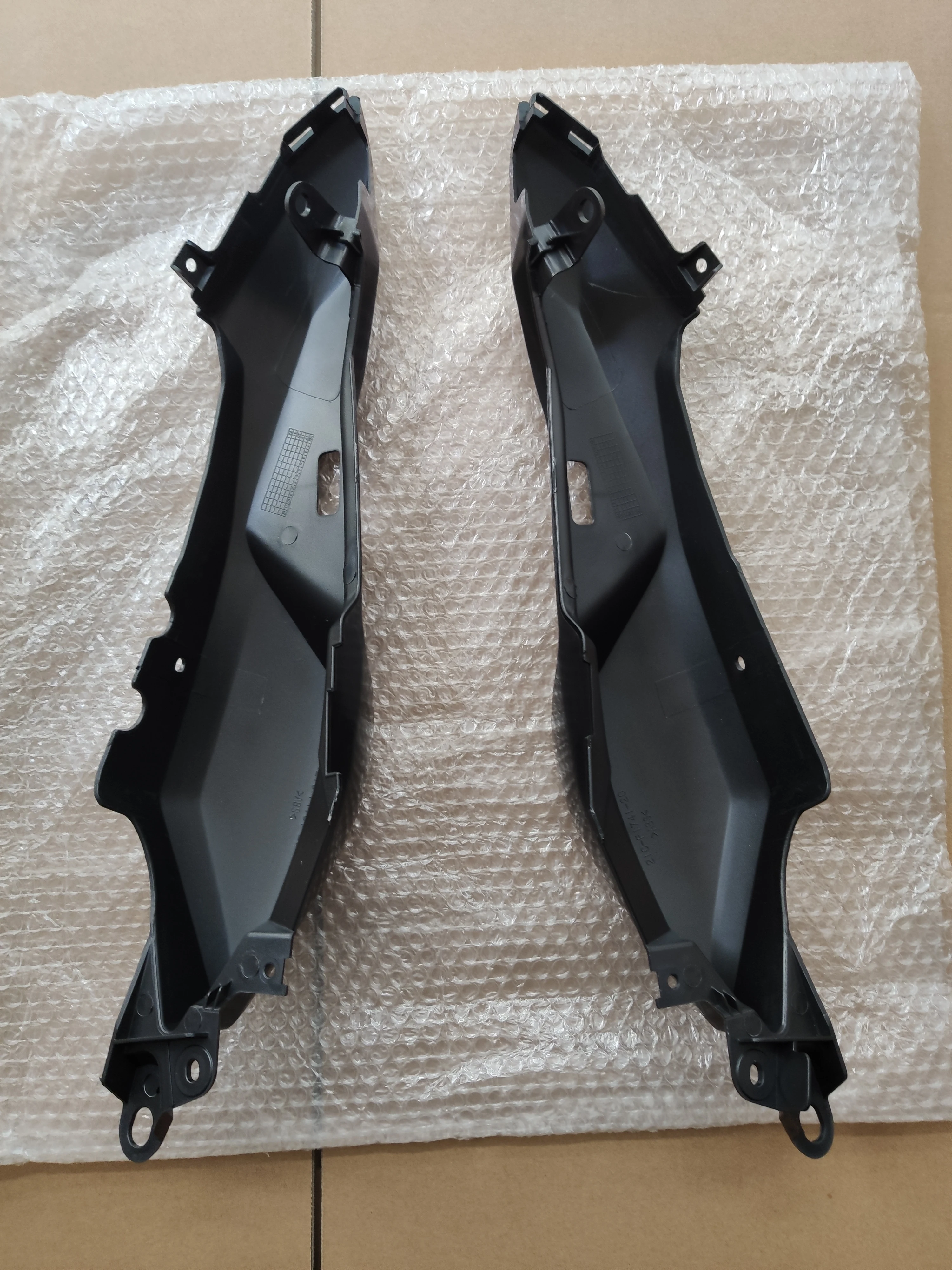 

For Yamaha FZ 2014 S Version 2.0 Rear Axle Cover Plate Motorcycle Plastic Parts Motorcycle Accessories