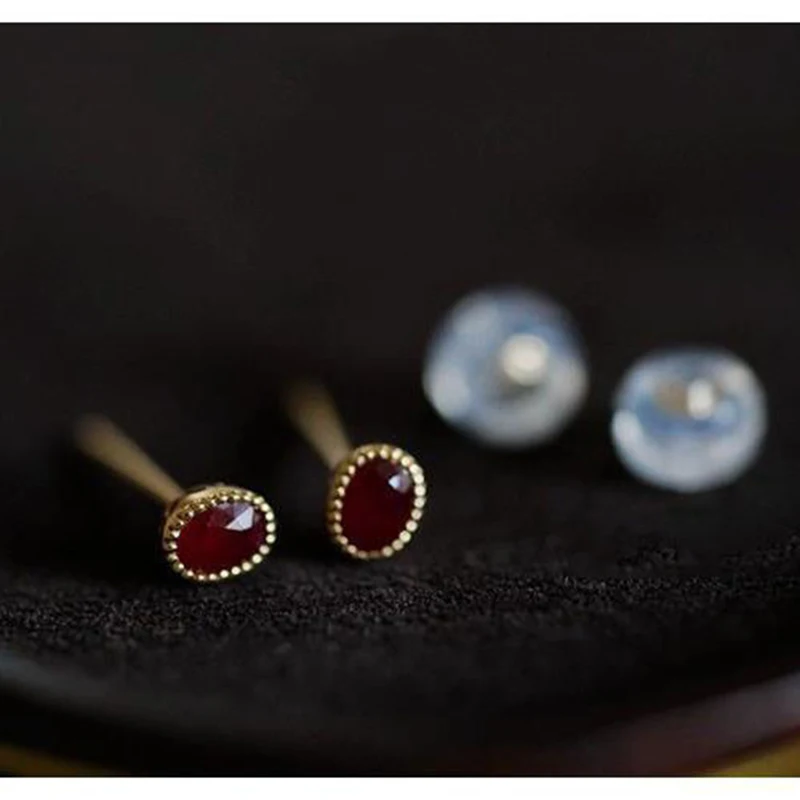 

Роскошные серьги в новом дизайне, инкрустированные голубяной кровью, серьги с гранатом, темпераментные универсальные ювелирные изделия, ак...