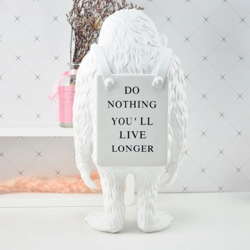 

Simulation Gorilla Street Famous Artist Monkey Sign Resin Statue Arts Decor Home Decoration Accessories