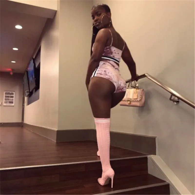 Женский бархатный костюм из 2 предметов укороченный топ на бретельках и шорты