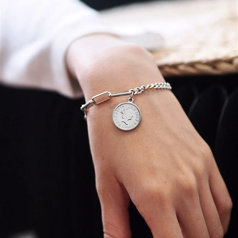 

GHIDBK Dainty Queen Elizabeth Coin Chain Pendant Bangle Bracelets Handmade Portrait Disc Charm Bracelet Minimalist Women Bangles