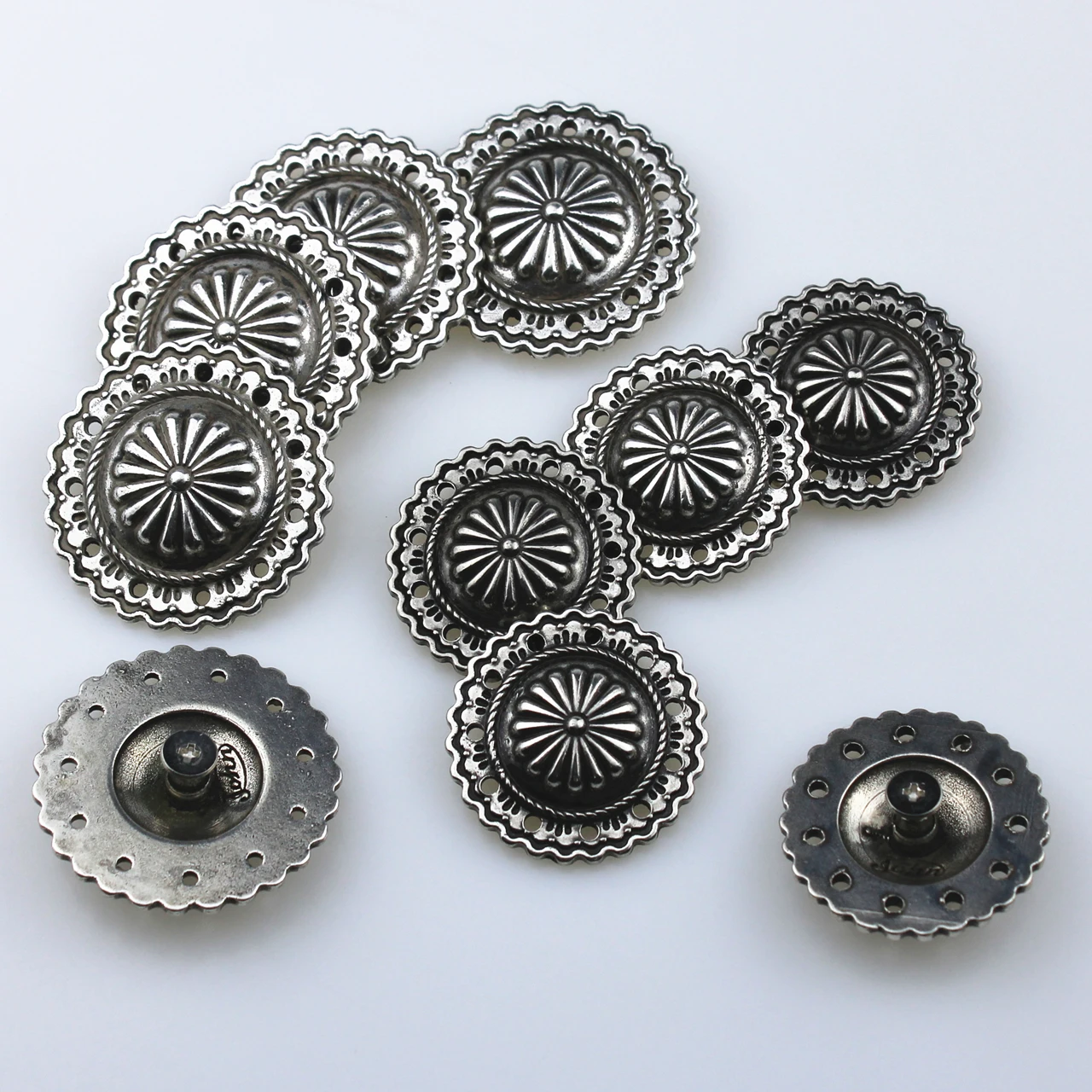 Кожевенное изделие металлическое Conchos античное серебряное покрытие 607137-32/36 Diy