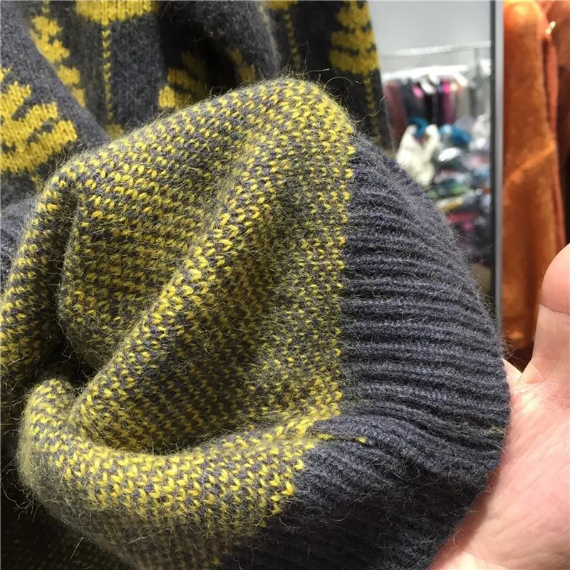 Женский вязаный пуловер с рисунком гусиные лапки