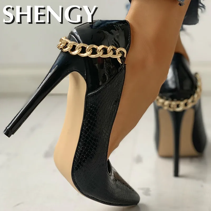 Застенчивая модная леопардовая обувь с острым носком и металлической цепочкой