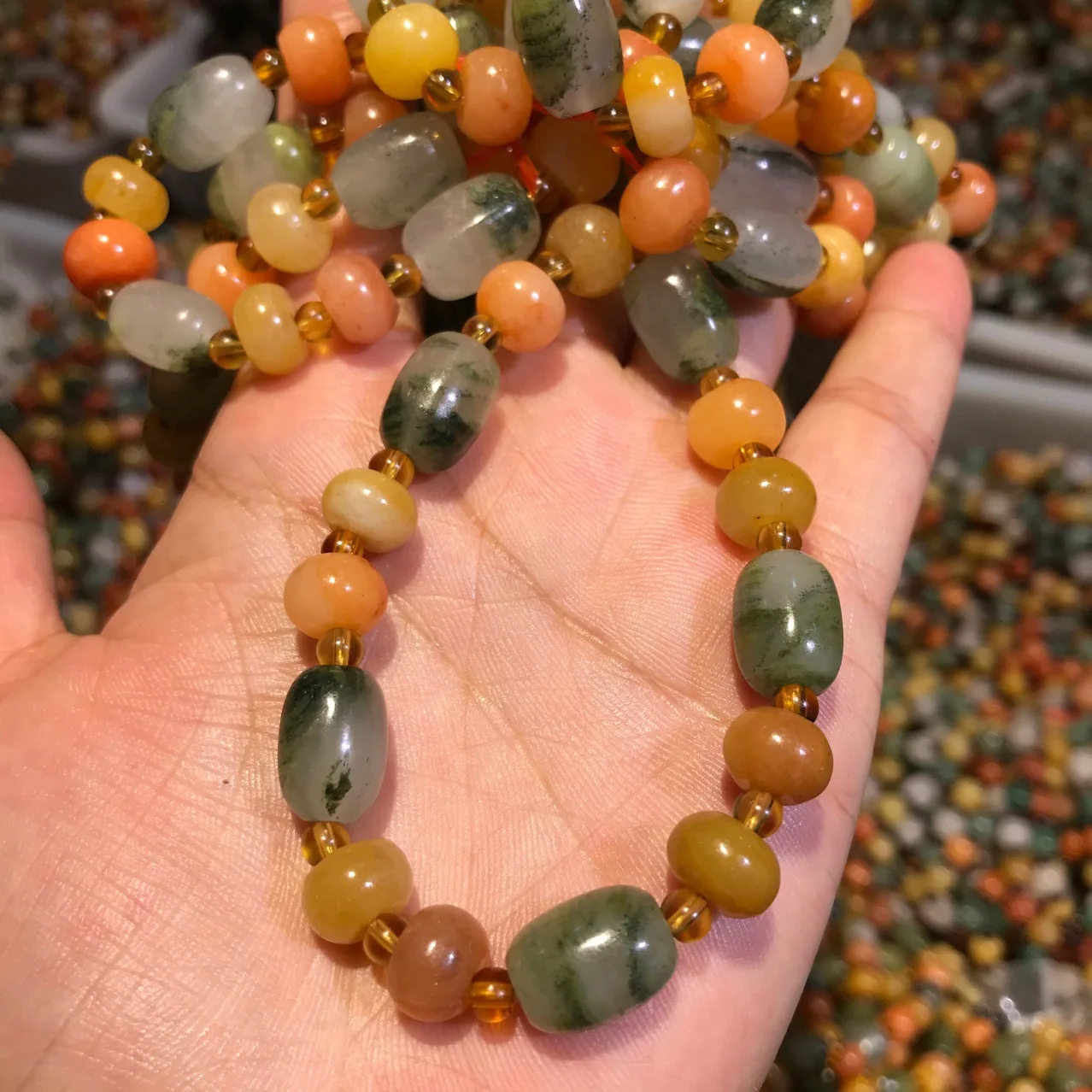 

Новый дизайн, золотистый Шелковый нефритовый браслет с бусинами, материал Gobi, золотой шелк, нефрит, высококачественный браслет, ожерелье