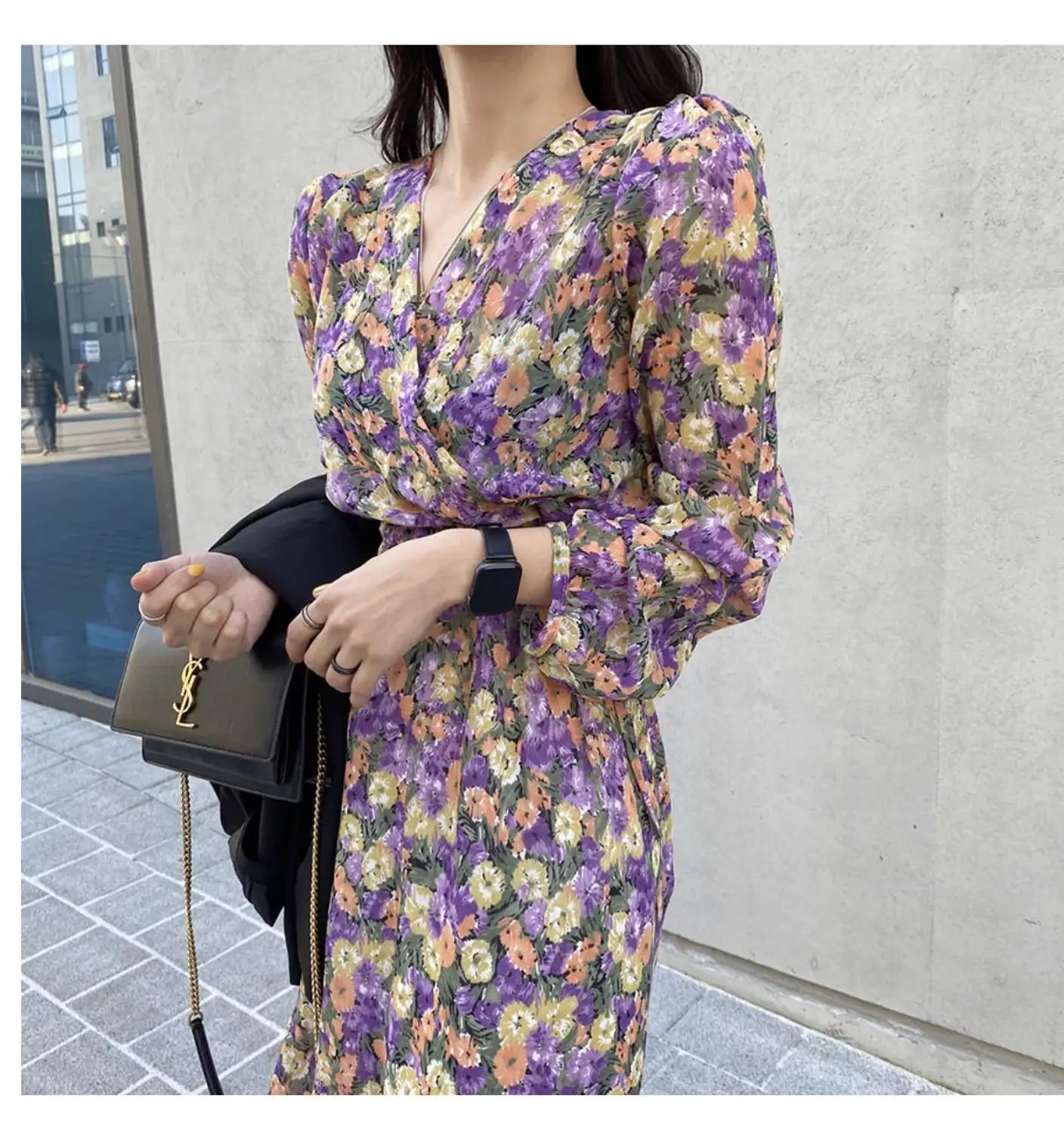 Модное женское платье с v-образным вырезом и цветочным принтом эластичной