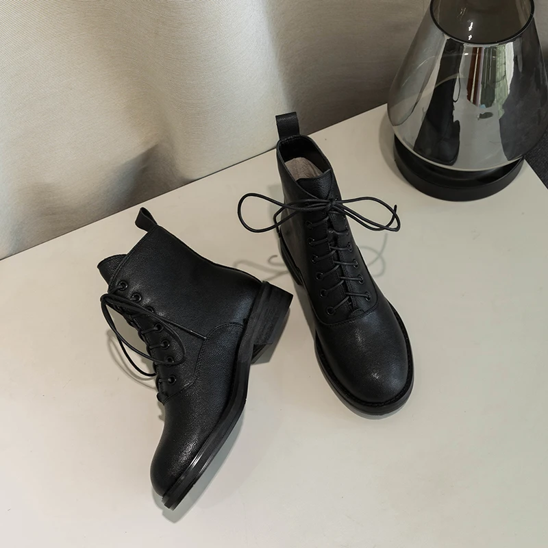 Женские кожаные ботинки челси черные на низком каблуке с круглым носком и